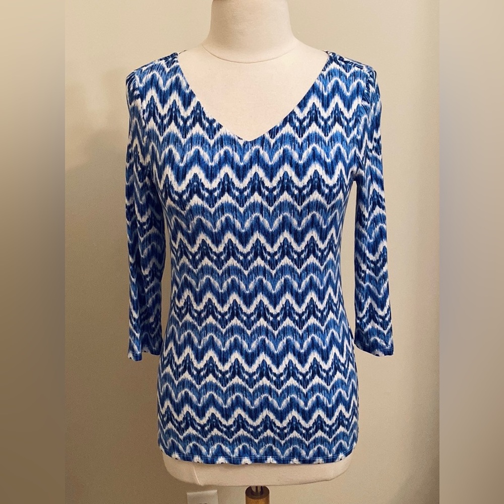 Chico’s Touch Of Cool Blue White Wavy Design XS Casual Chic Coastal Summery Top
